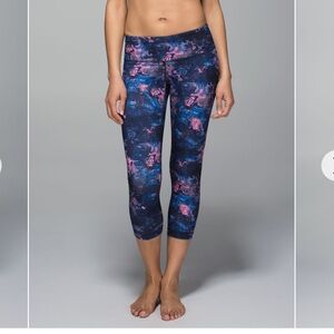 Lululemon Wunder Under Crop 25” II Full on Luon Size 6,
Moody Mirage Berry Navy